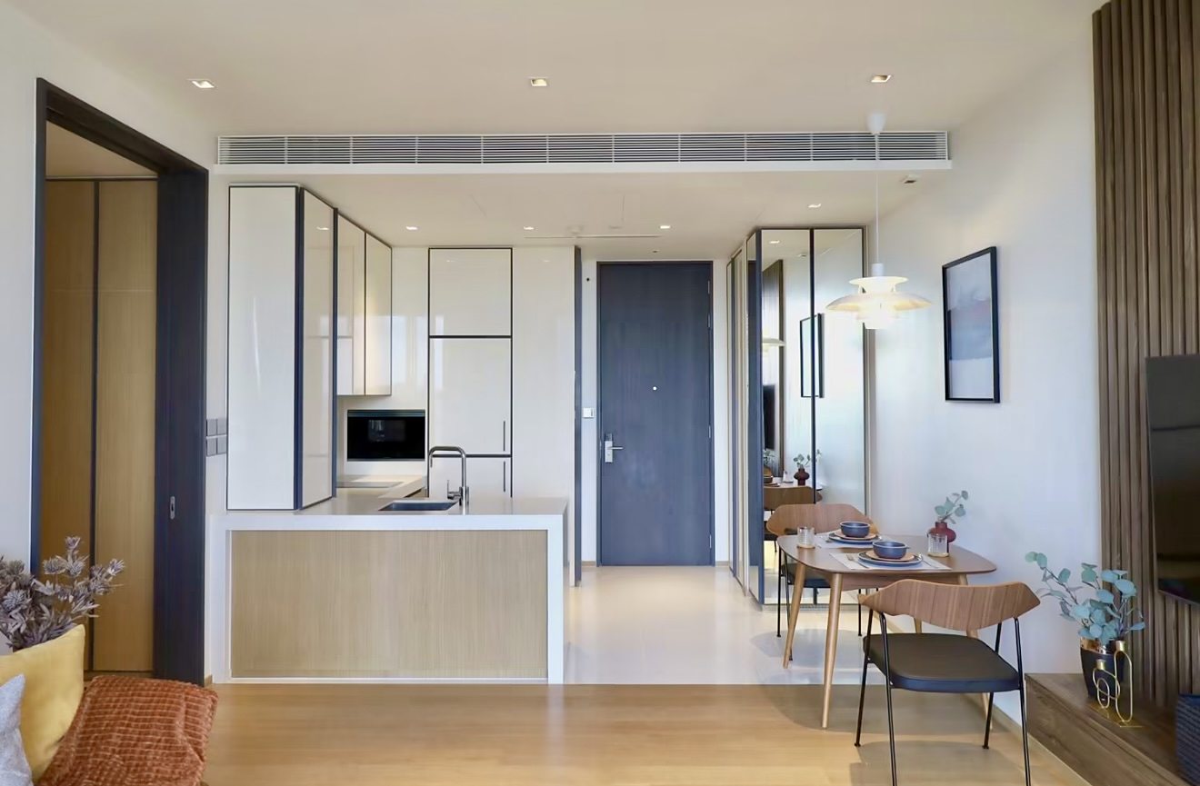BEATNIQ Sukhumvit 32: Kitchen and dining area