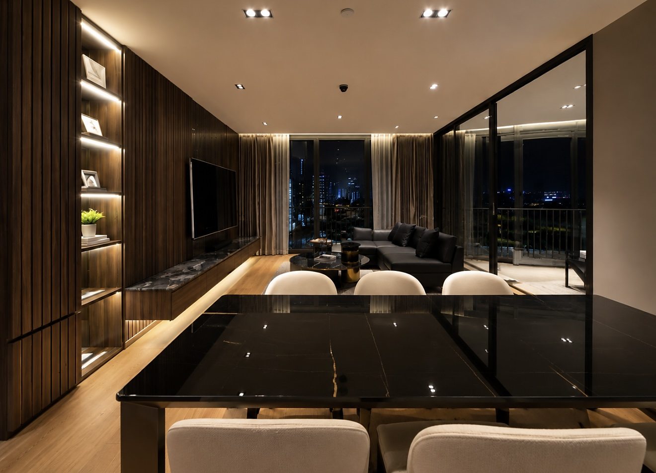 BEATNIQ Sukhumvit 32: Dining area with city view