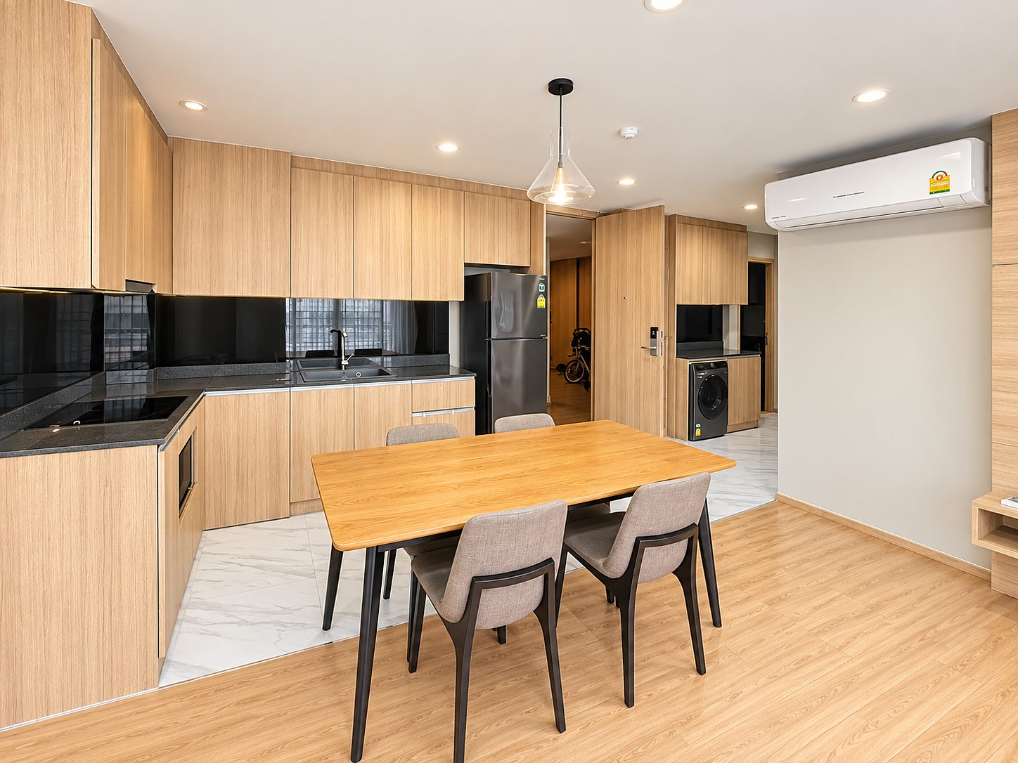 Bliss Thonglor(low rise,pet-friendly): Kitchen and dining