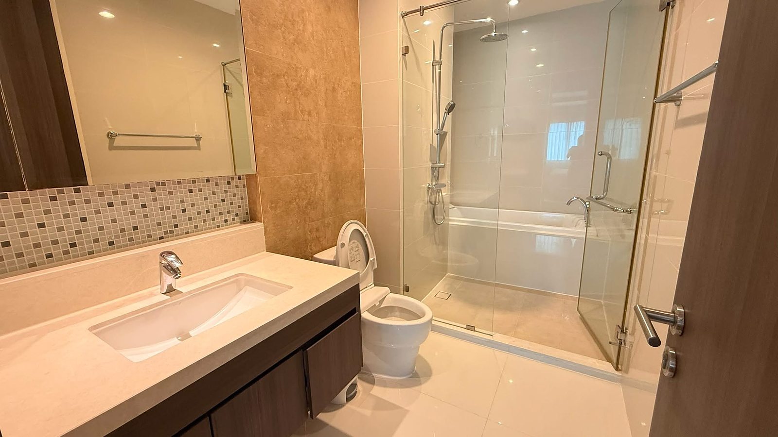Bright 24: Bathroom