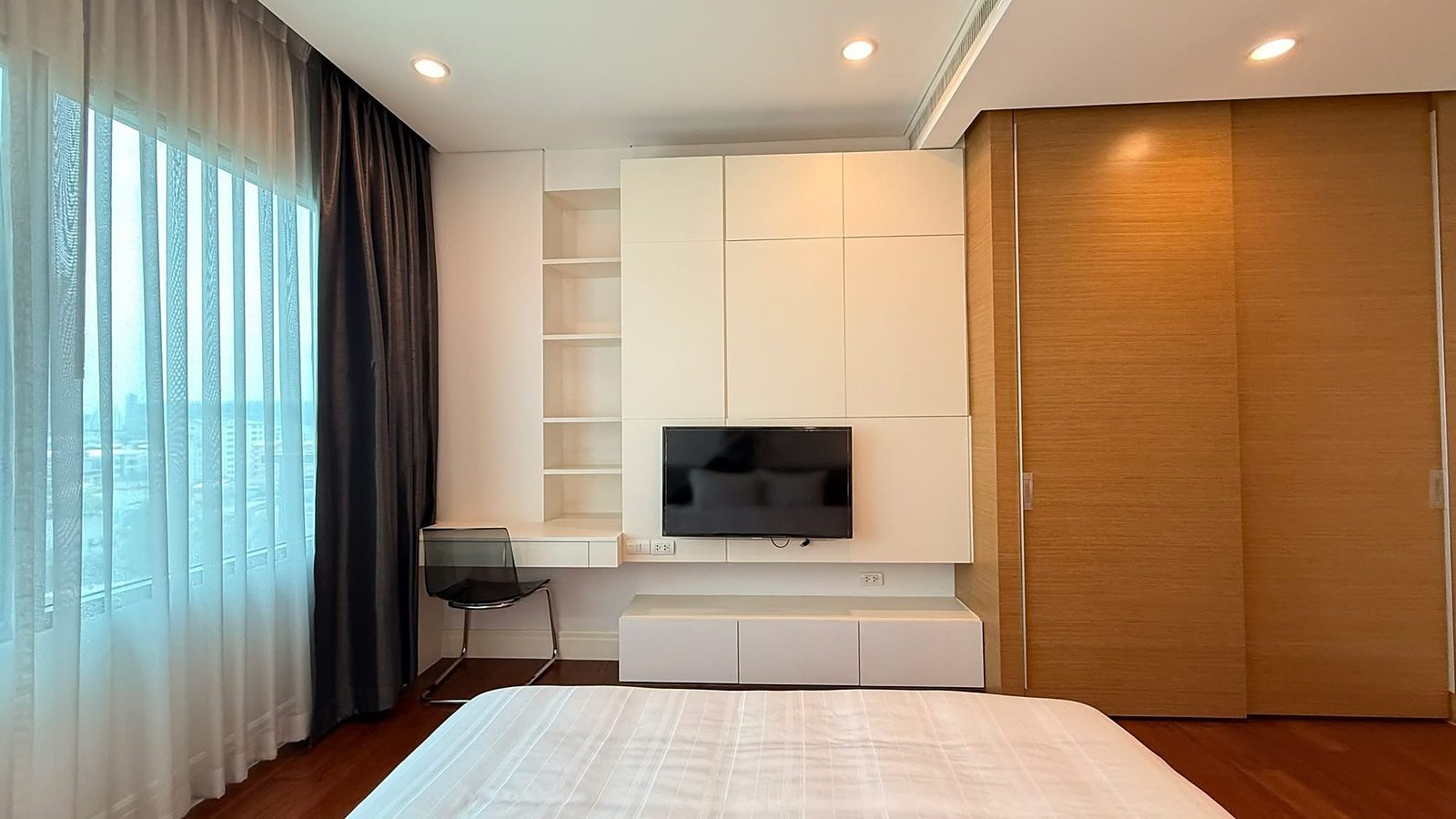 Bright 24: Bedroom