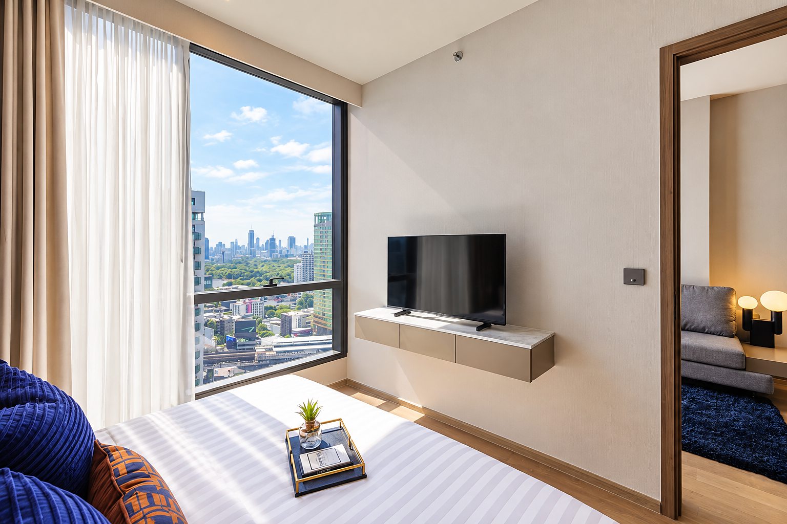 Celes Asoke: Bedroom with city view