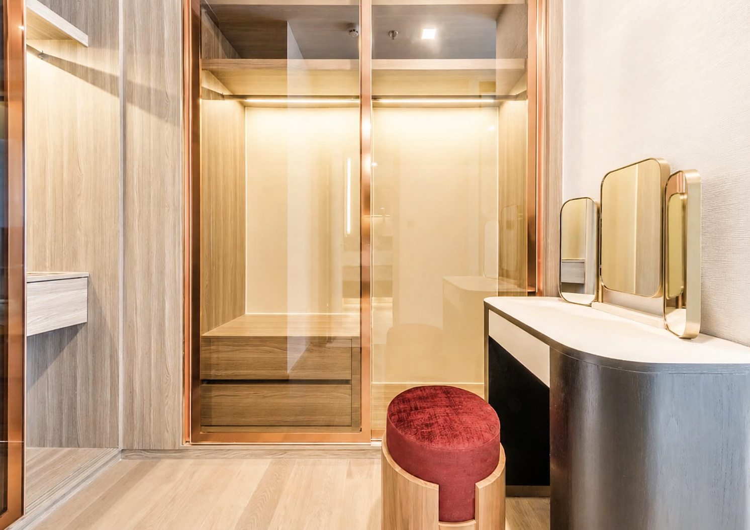 Celes Asoke: Walk-in closet [show unit]