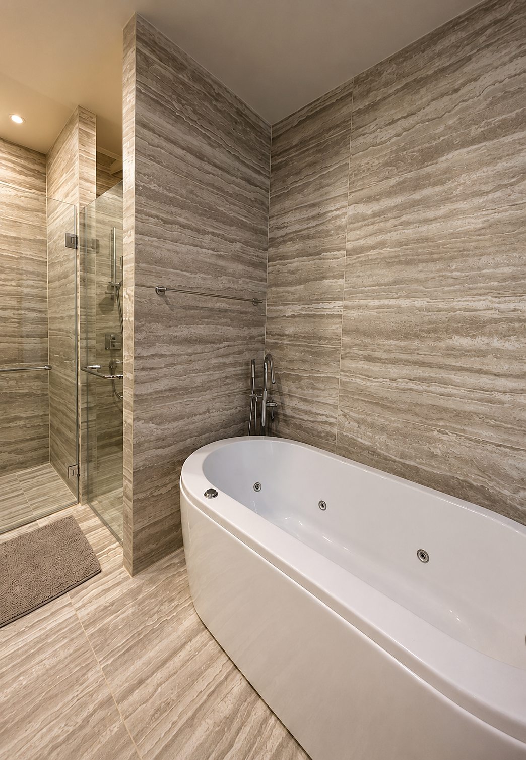 Celes Asoke: Bathroom with bathtub
