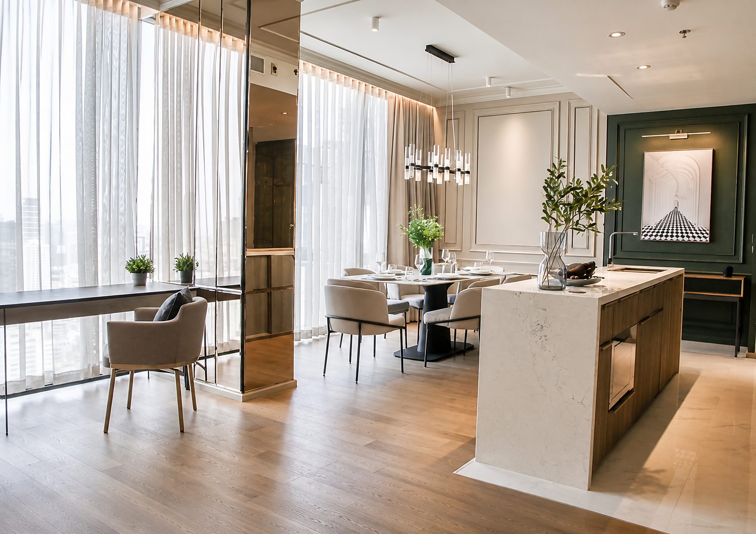 Celes Asoke: Dining area and kitchen