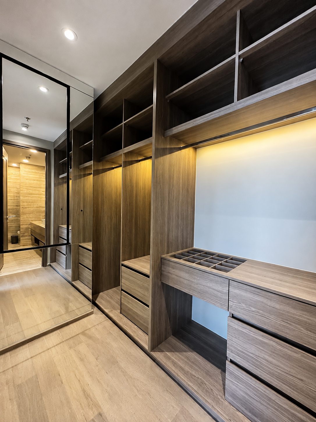 Celes Asoke: Walk-in closet