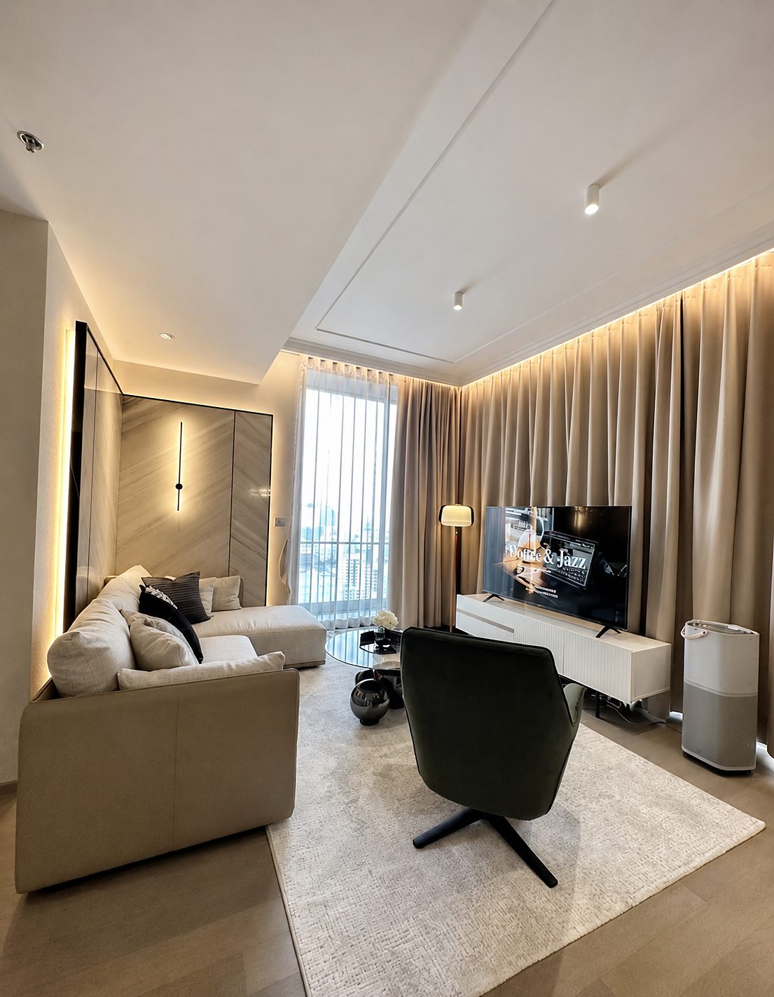 Celes Asoke: Living room