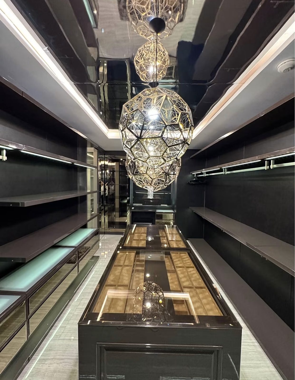 City Smart Sukhumvit 18: Walk-in closet