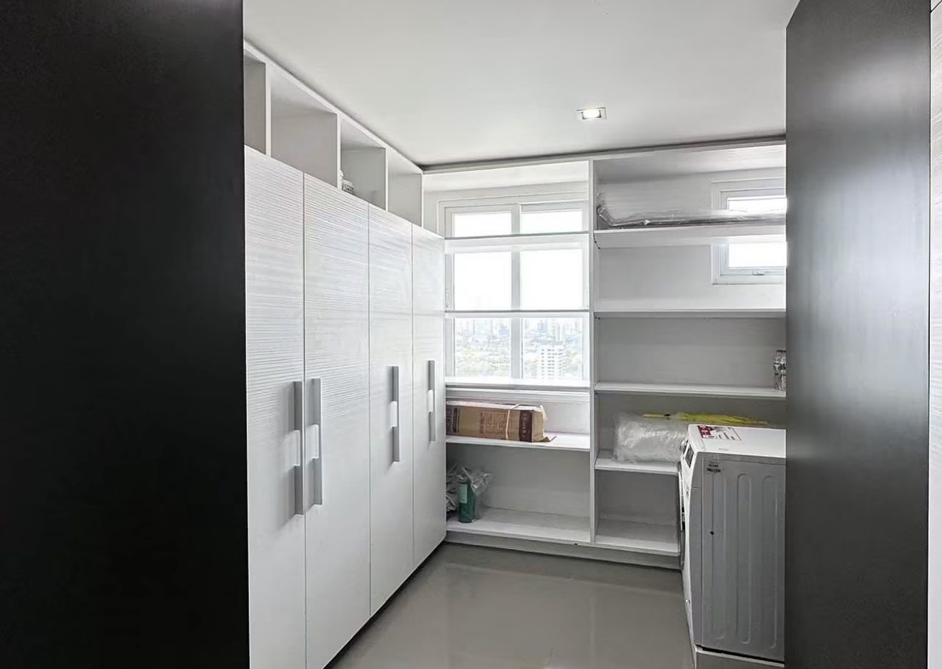 City Smart Sukhumvit 18: Laundry and storage room