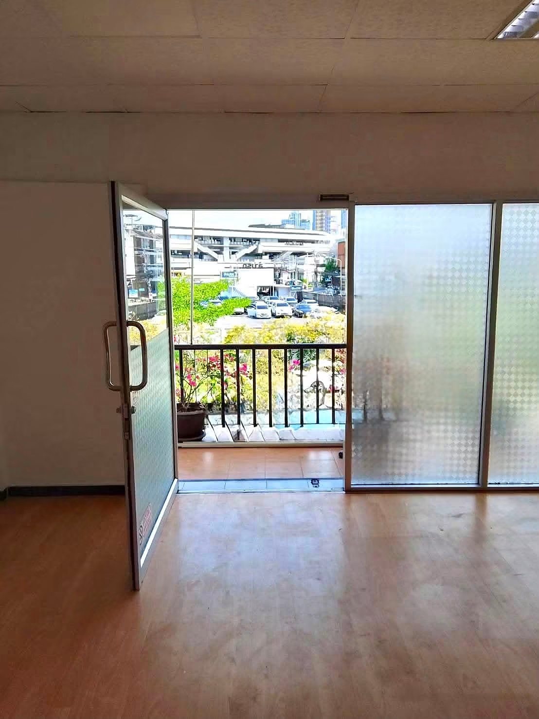 Commercial Space - Sukhumvit 66/1: Office with balcony access