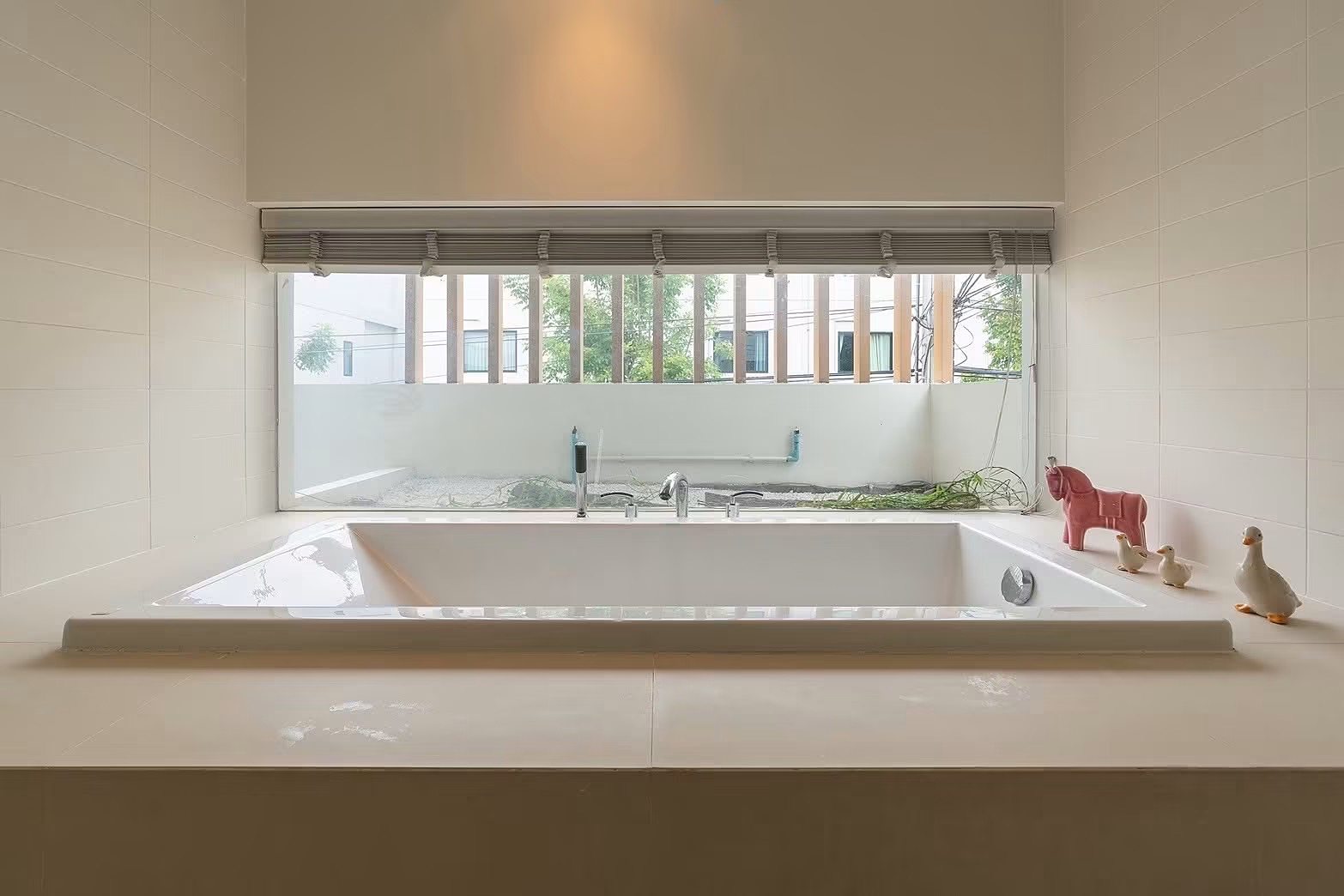 Courtyard Villa Rama 9 – Outer Ring: Bathroom with bathtub