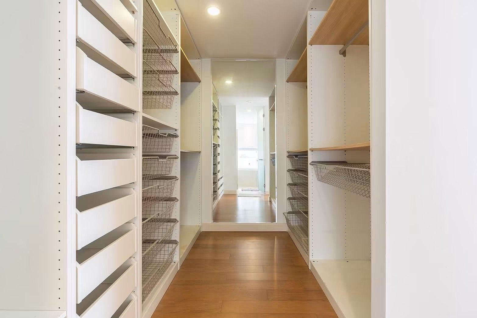 Courtyard Villa Rama 9 – Outer Ring: Walk-in closet