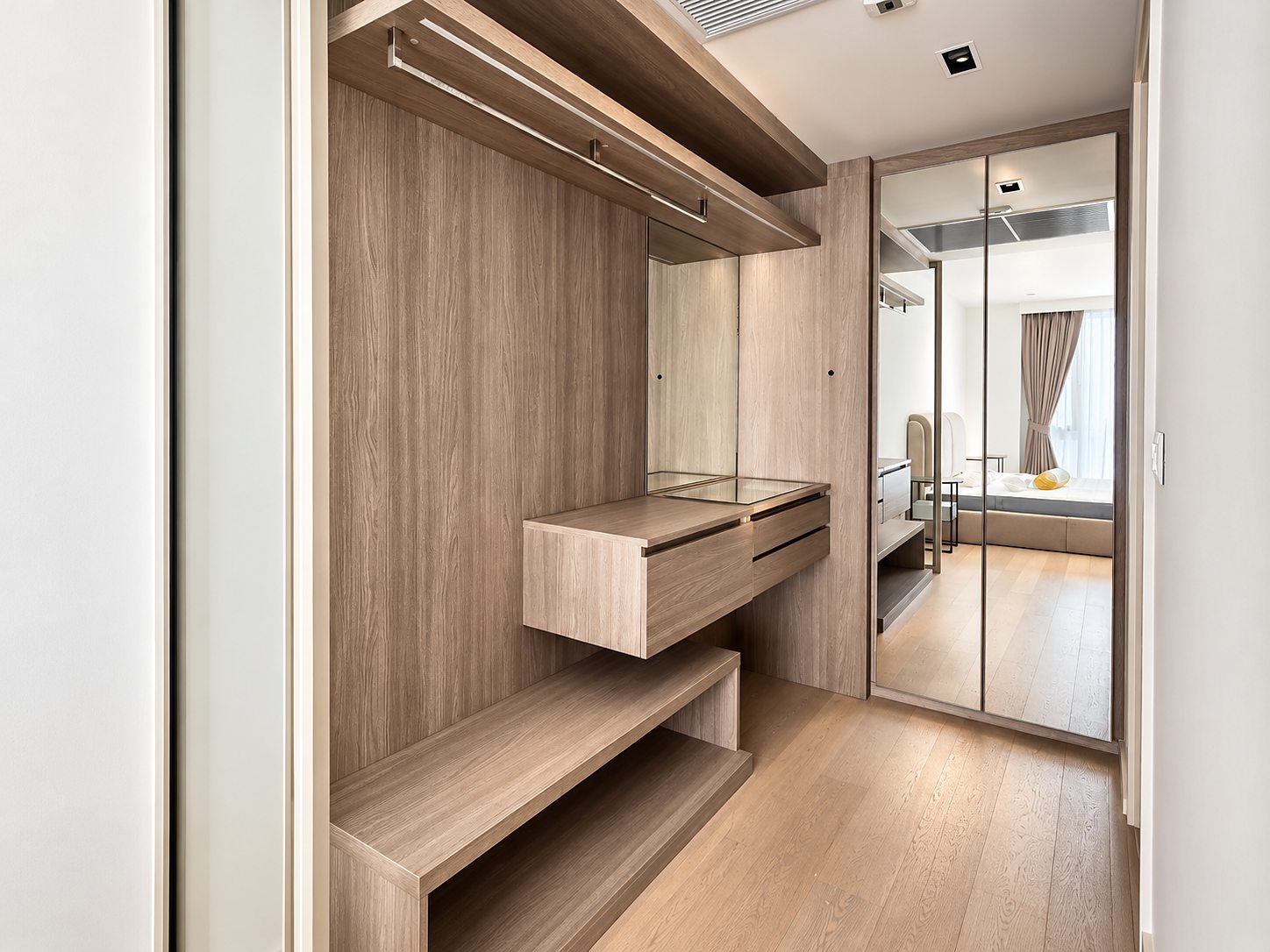 Craft Ploenchit: Walk-in closet