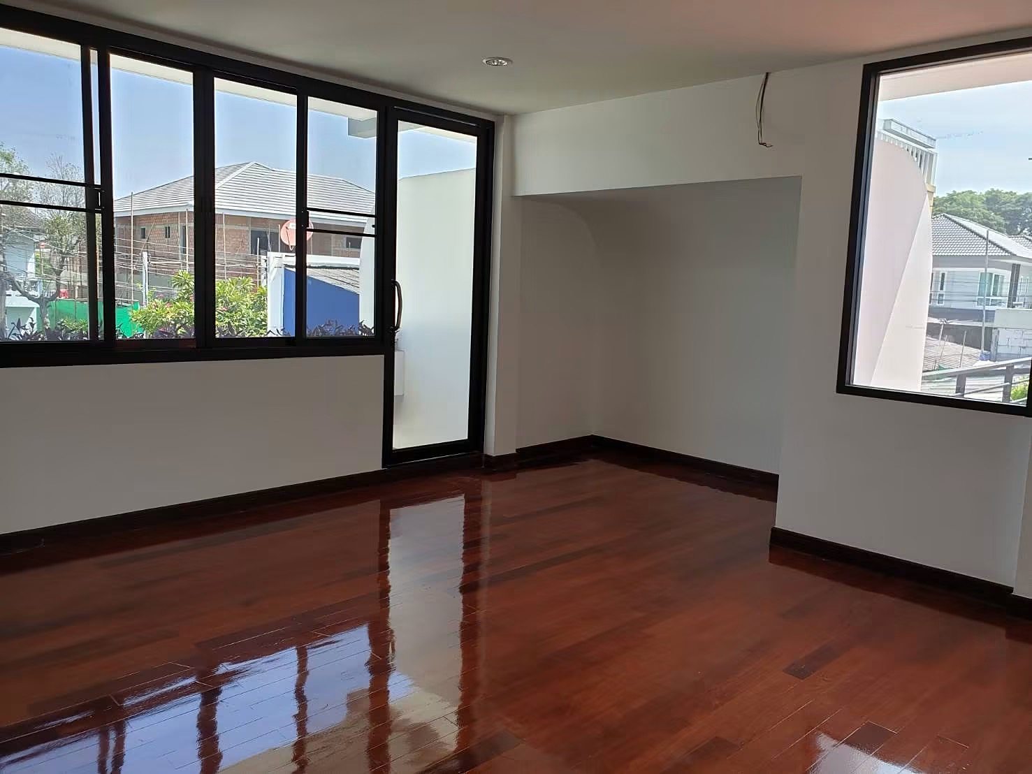Detached House — Pridi Banomyong 26 / Pattanaves 10: Upstairs room with balcony