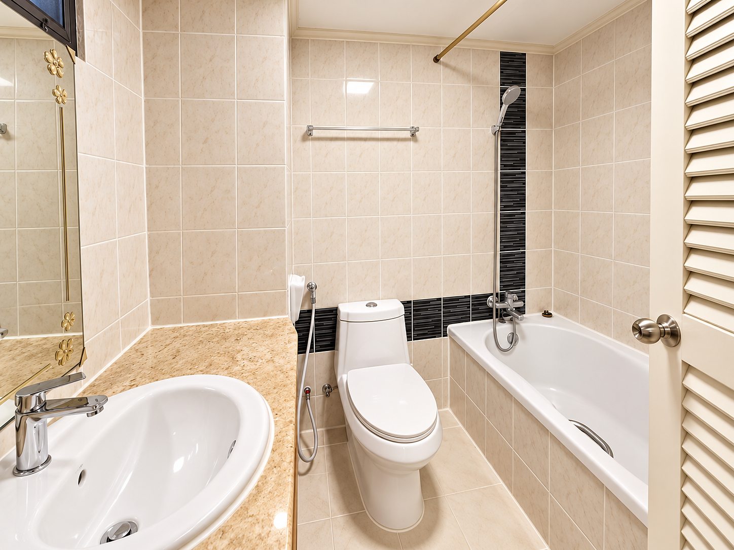 DH Grand Tower Sukhumvit 39: Bathroom