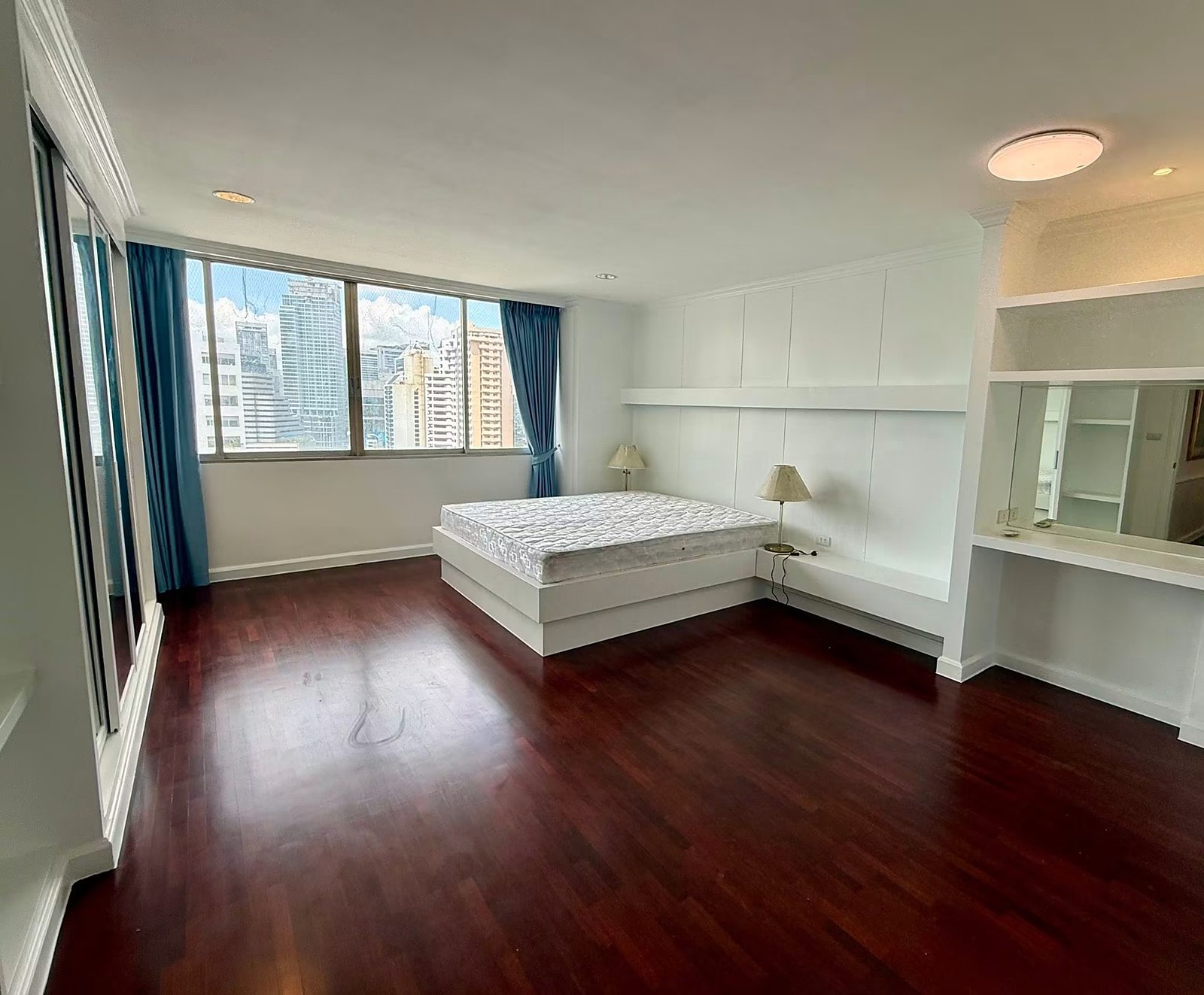 D.S. Tower 1 Sukhumvit 33: Bedroom with city view