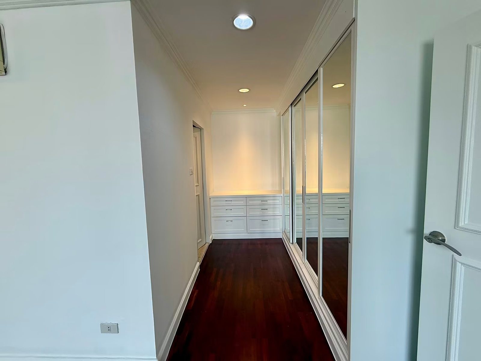 D.S. Tower 1 Sukhumvit 33: Hallway with wardrobes