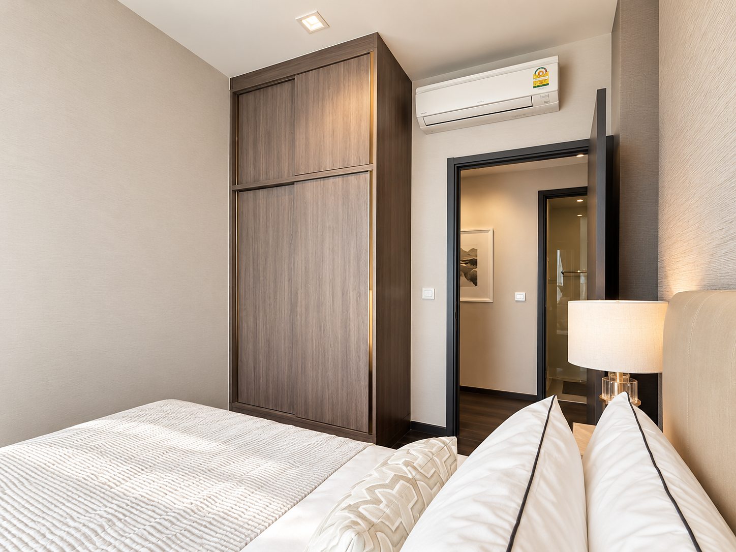 Edge Sukhumvit 23: Bedroom