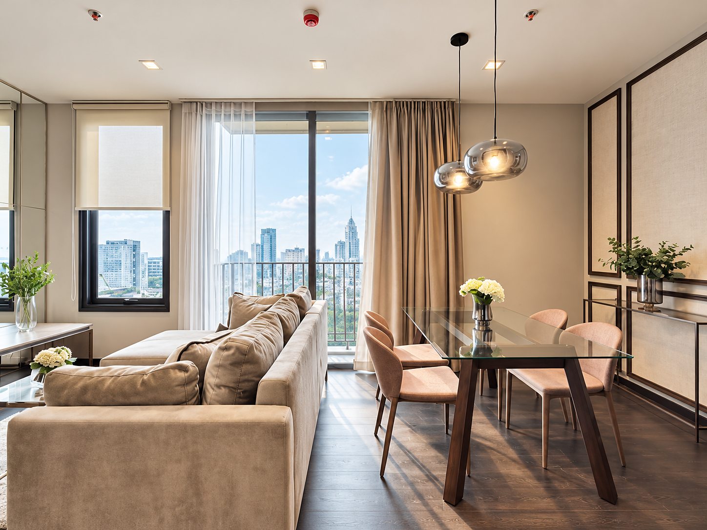 Edge Sukhumvit 23: Living and dining area