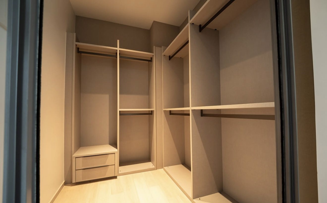 EI8HTEEN SEVEN at One Bangkok: Walk-in closet