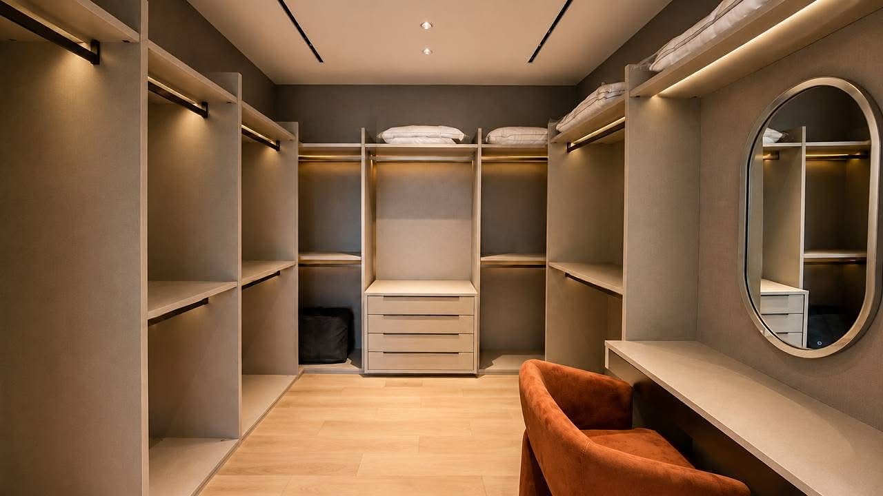 EIGHTEEN SEVEN (One Bangkok): Walk-in closet
