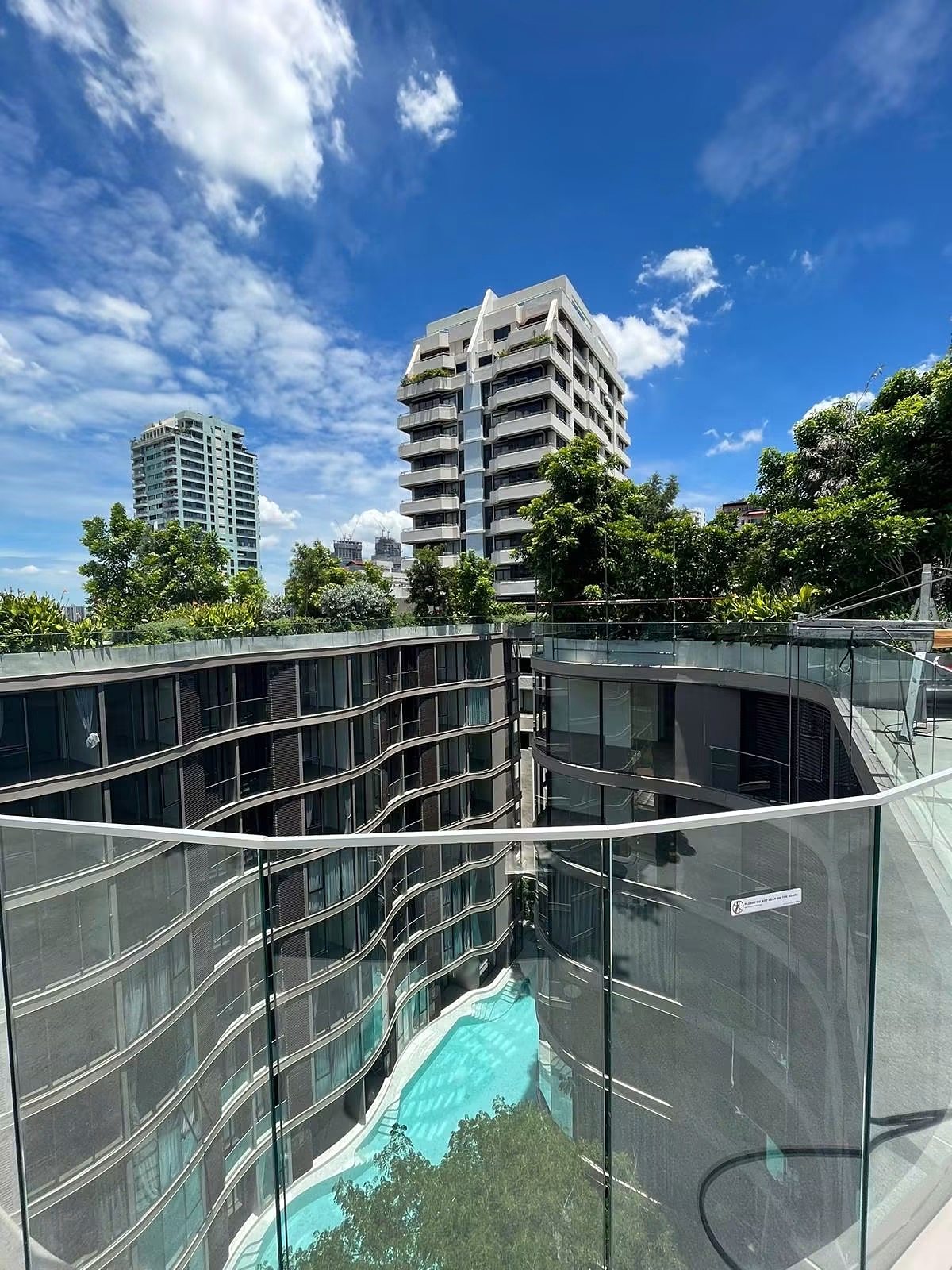 FYNN Asoke: Courtyard and pool