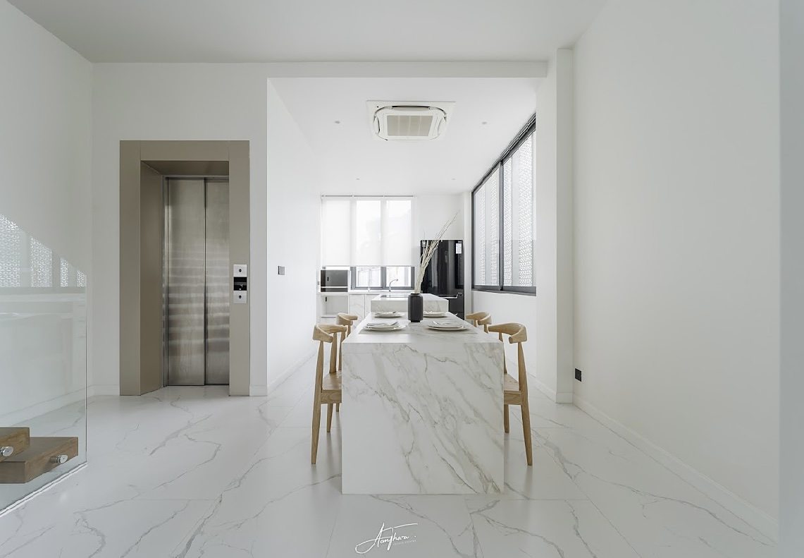 House Ekkamai 10 (Sukhumvit 65): Dining area with elevator