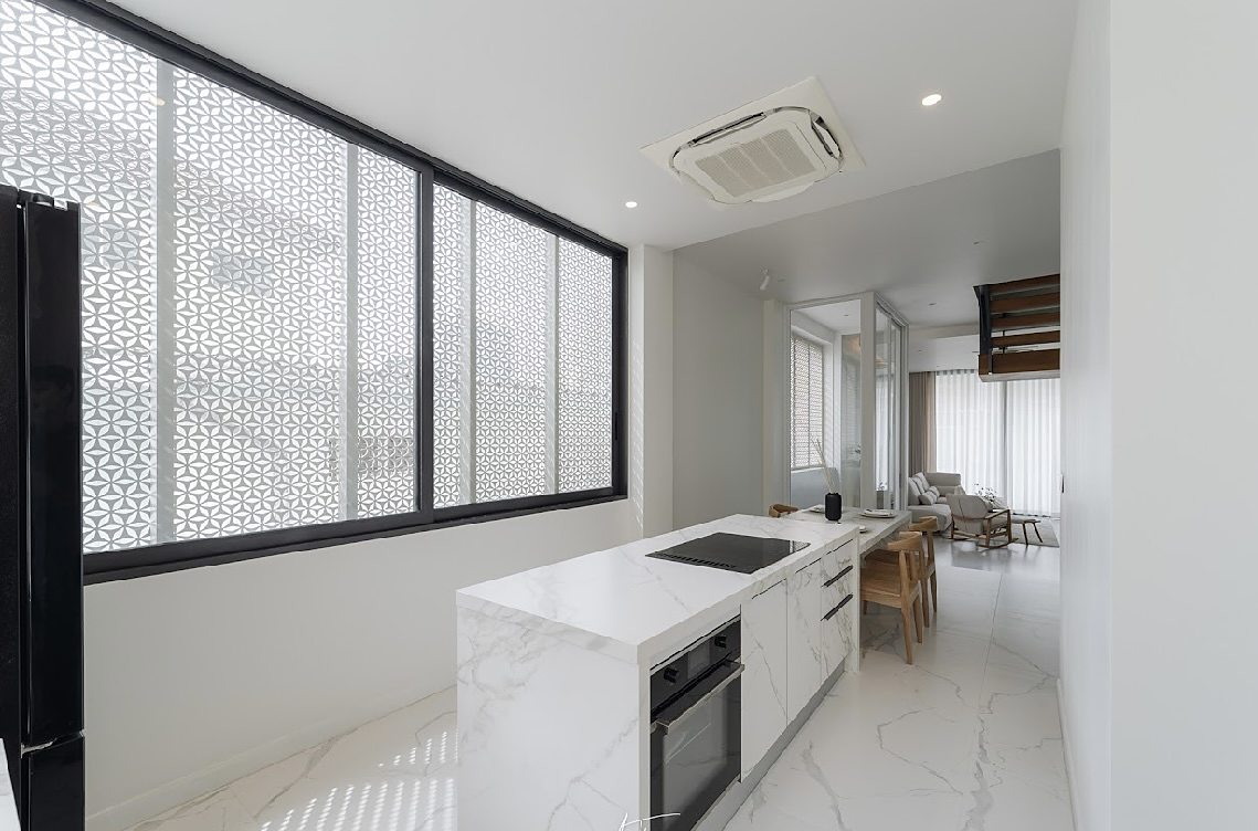 House Ekkamai 10 (Sukhumvit 65): Kitchen island
