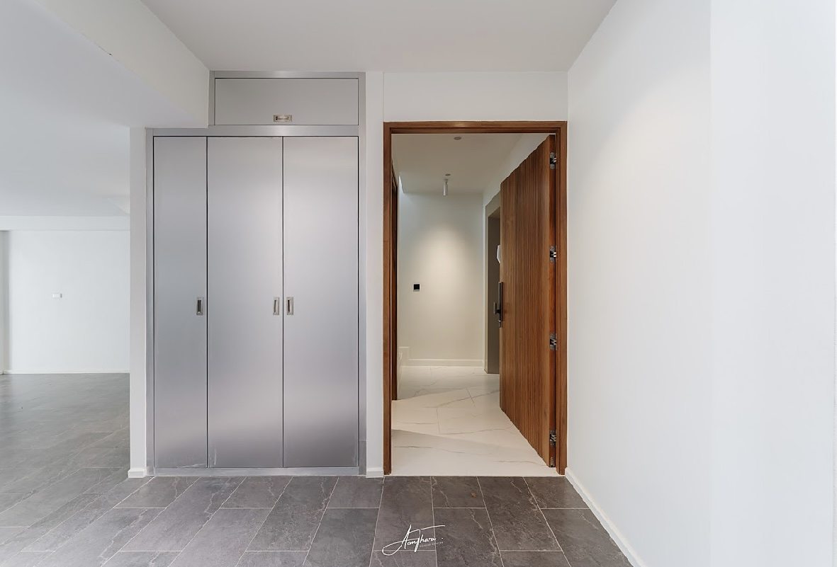 House Ekkamai 10 (Sukhumvit 65): Storage and hallway
