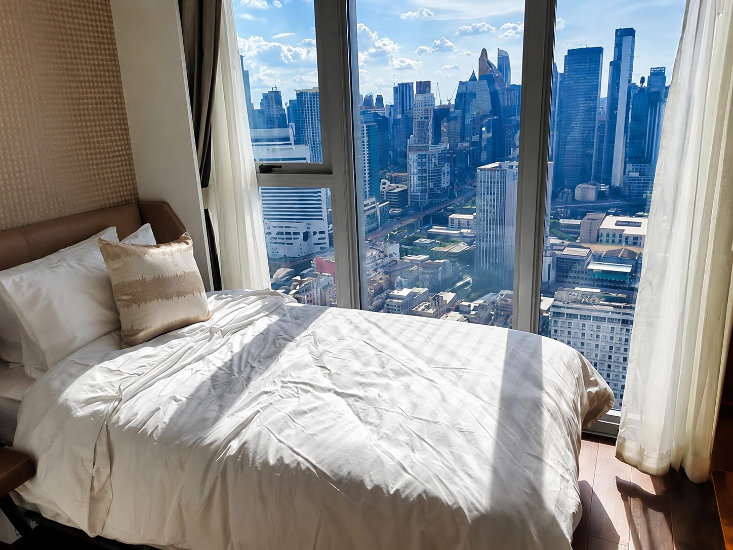 Hyde 11: Bedroom with city view