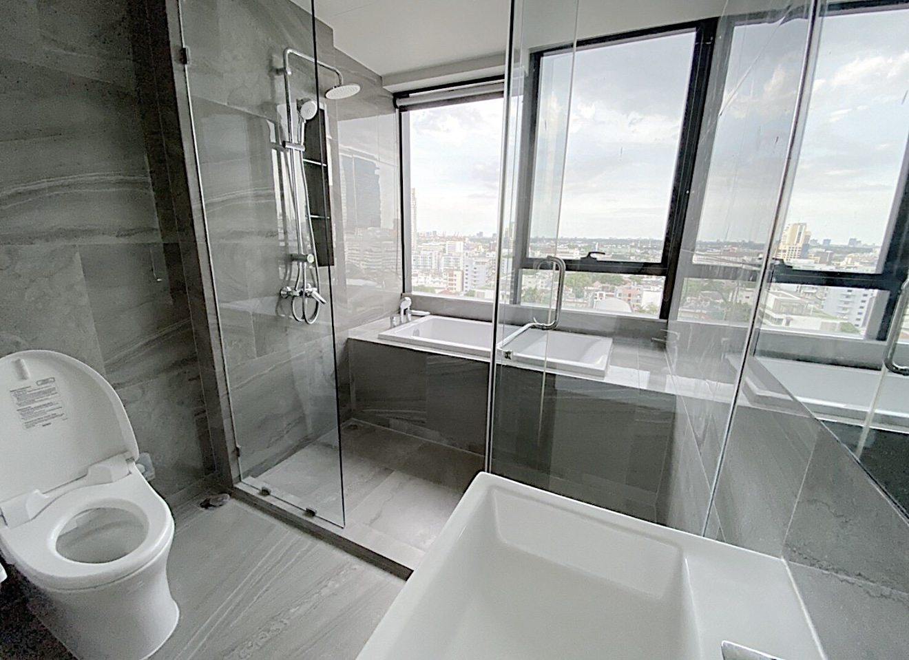 IDEO Q Sukhumvit 36: Bathroom with bathtub