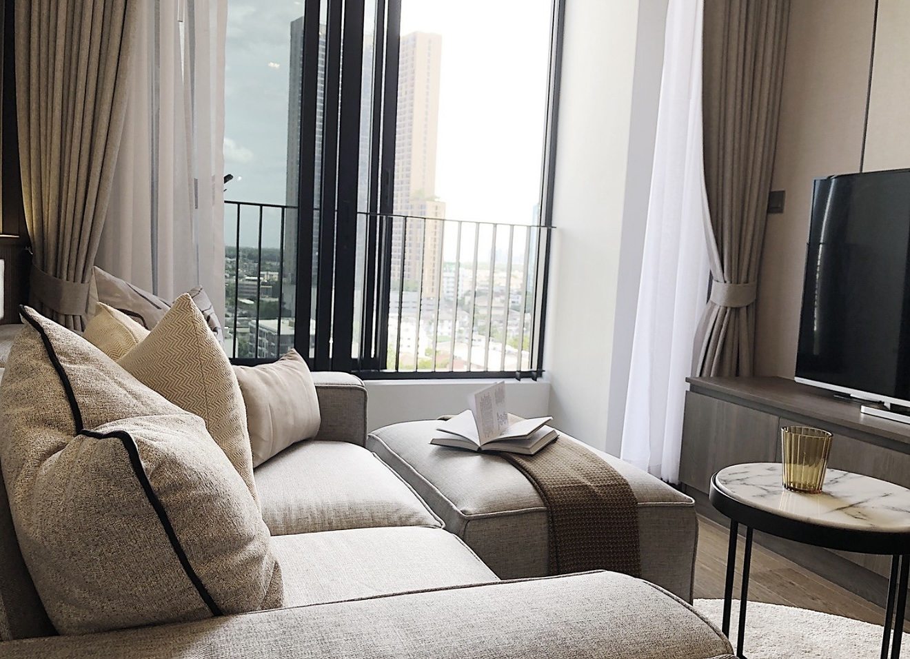 IDEO Q Sukhumvit 36: Living room with view