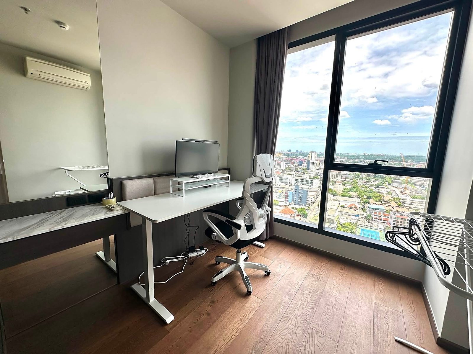 IDEO Q Sukhumvit 36: Study with city view