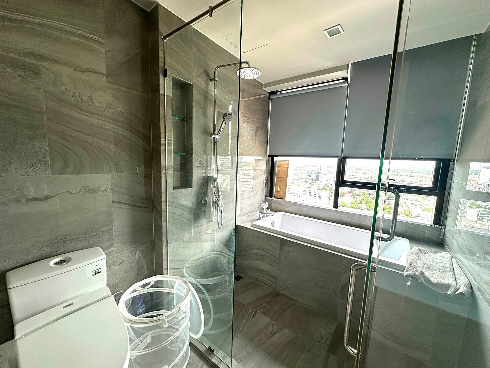IDEO Q Sukhumvit 36: Bathroom with bathtub