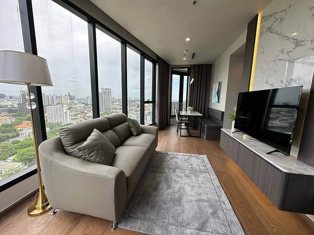 IDEO Q Sukhumvit 36: Living room with city view