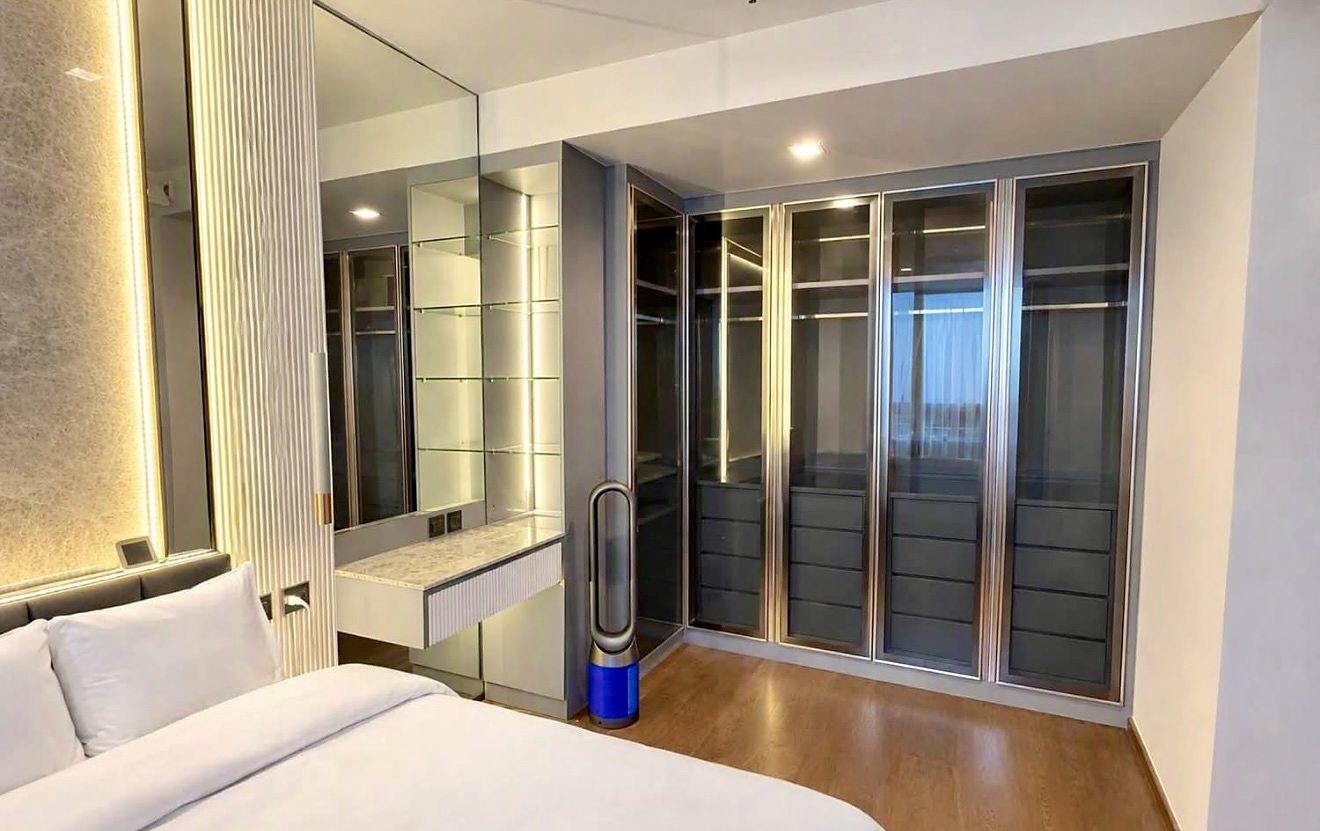 IDEO Q Sukhumvit 36: Bedroom with wardrobe