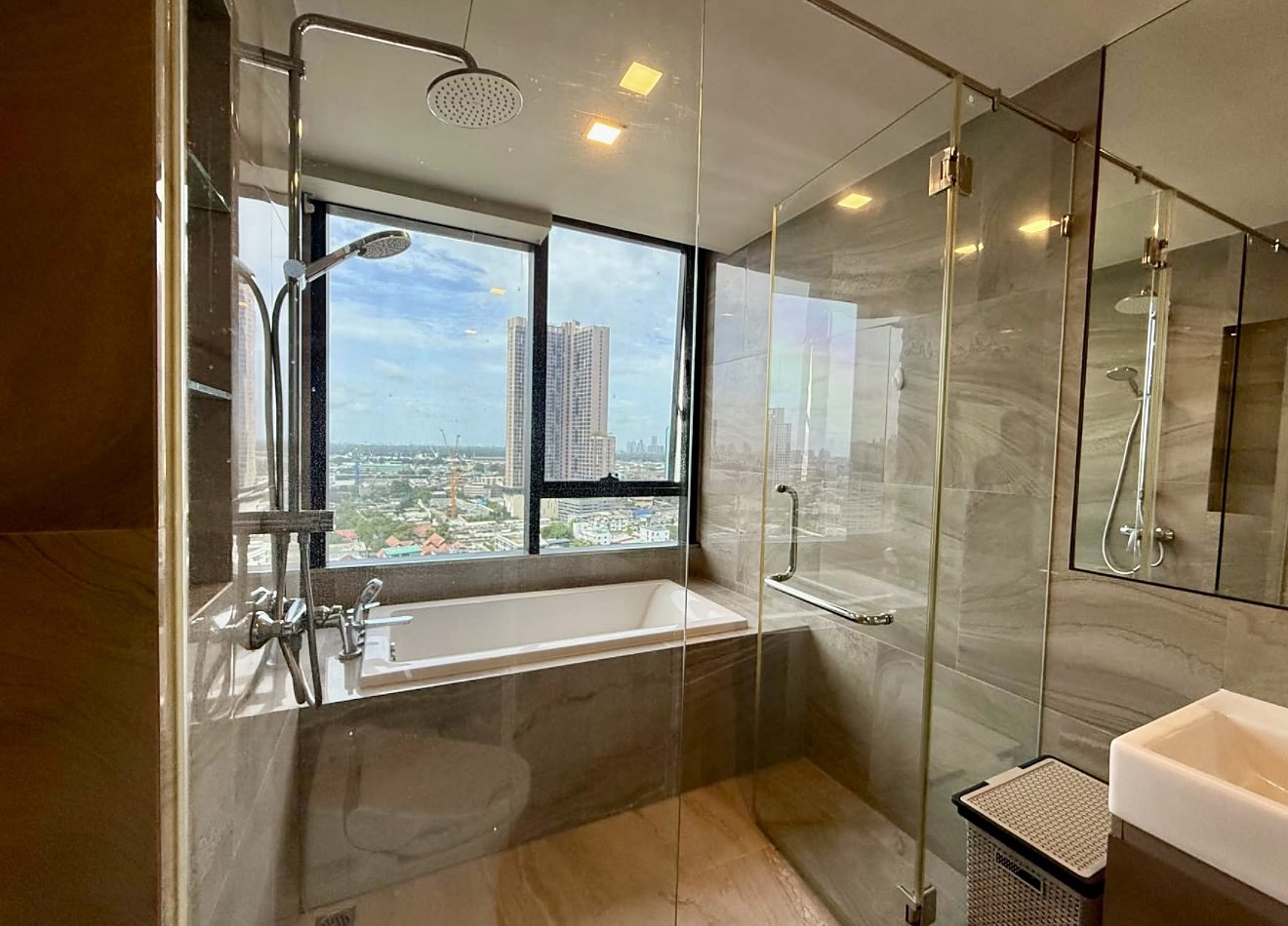 IDEO Q Sukhumvit 36: Bathroom with bathtub