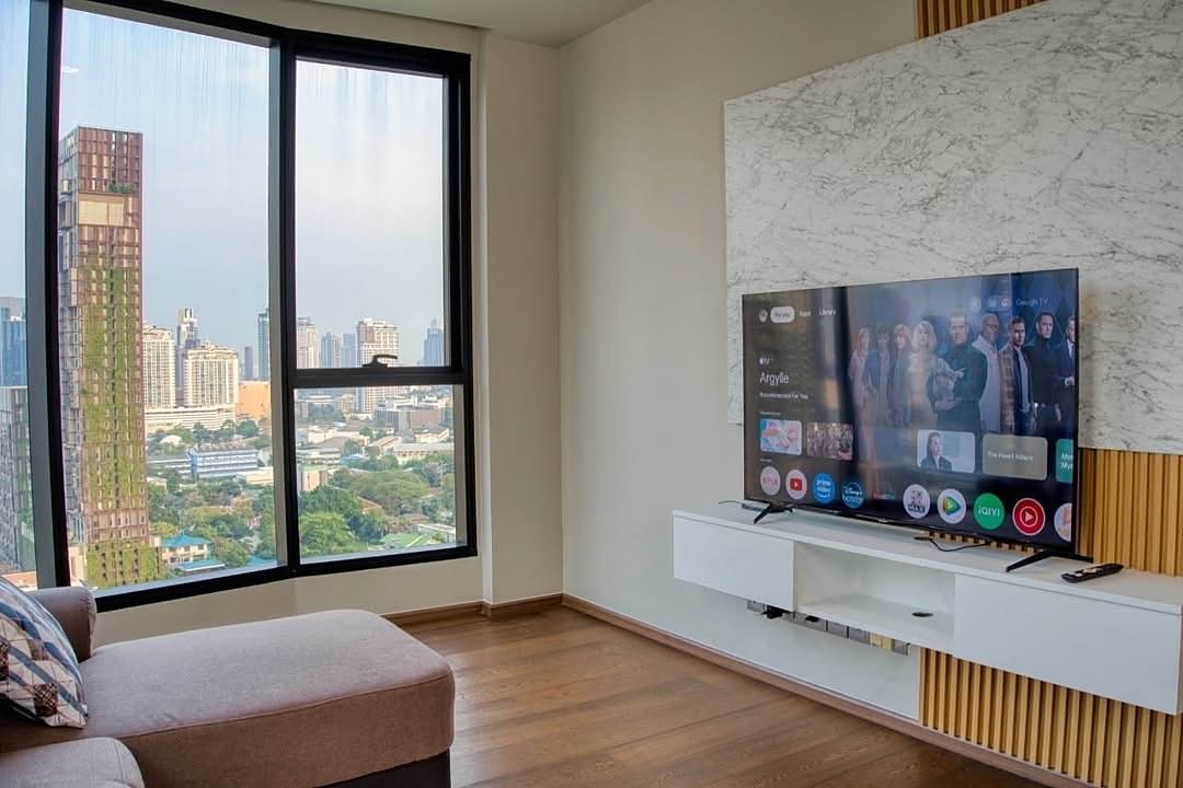 IDEO Q Sukhumvit 36: Living room with city view