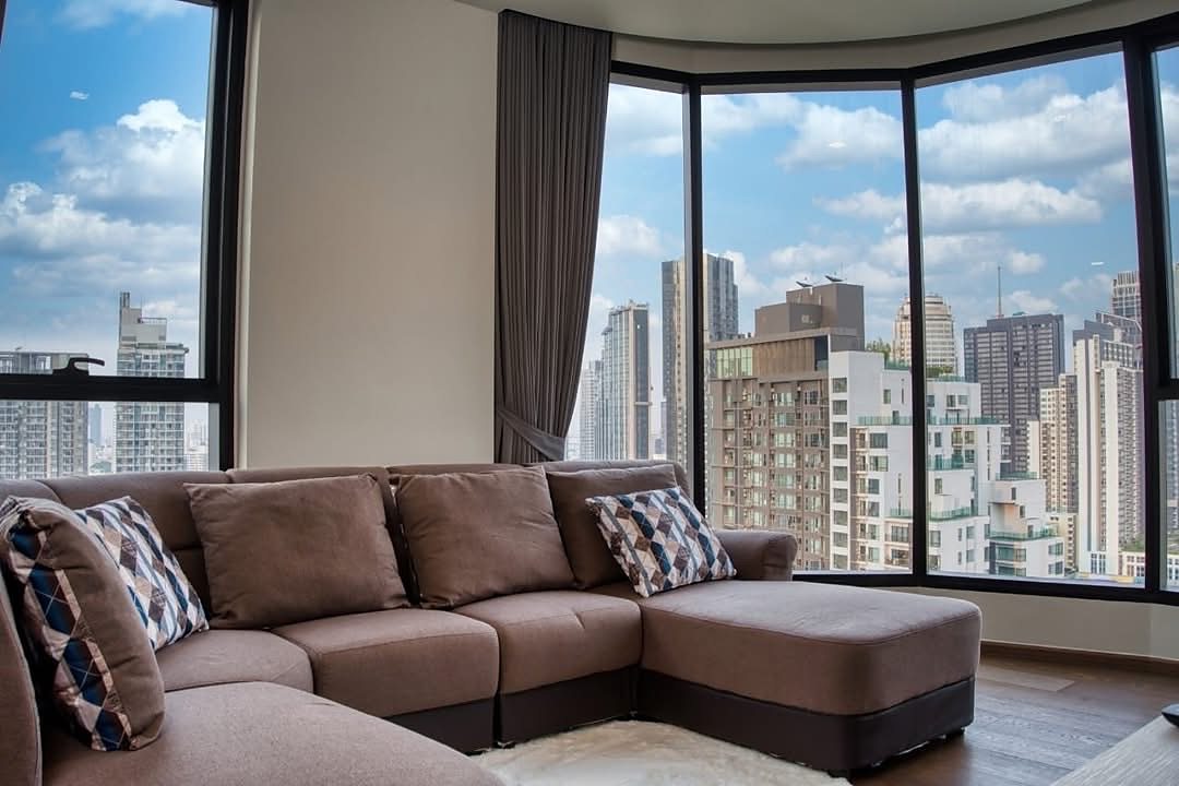 IDEO Q Sukhumvit 36: Living room with city view