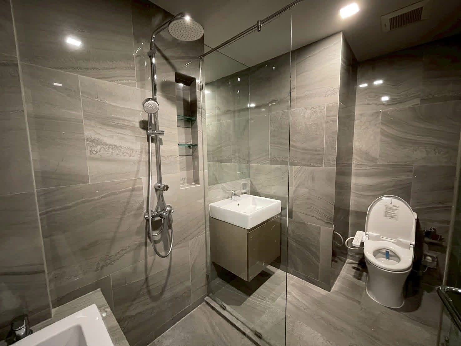 IDEO Q Sukhumvit 36: Bathroom