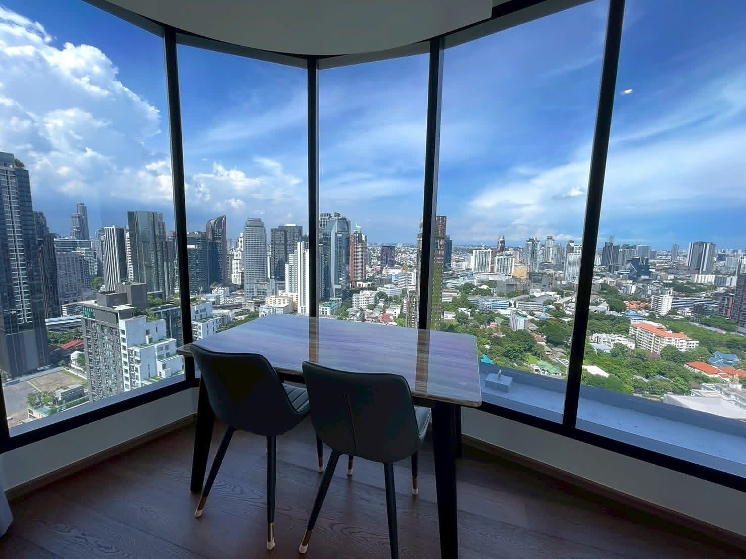IDEO Q Sukhumvit 36: Dining area with city view