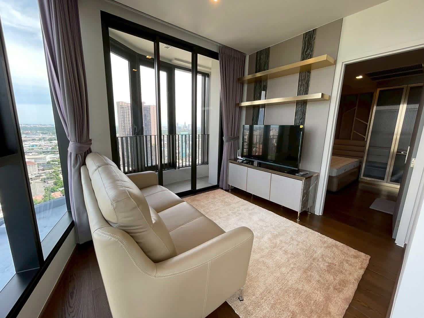 IDEO Q Sukhumvit 36: Living room