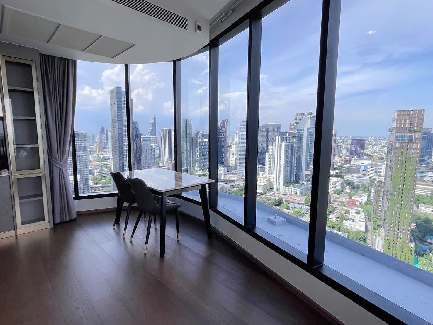 IDEO Q Sukhumvit 36: Dining area with city view