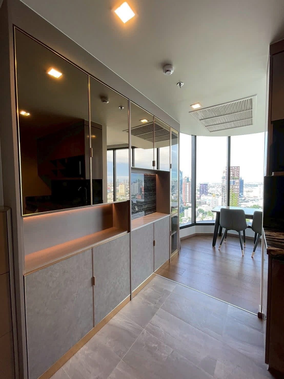 IDEO Q Sukhumvit 36: Entrance and kitchen