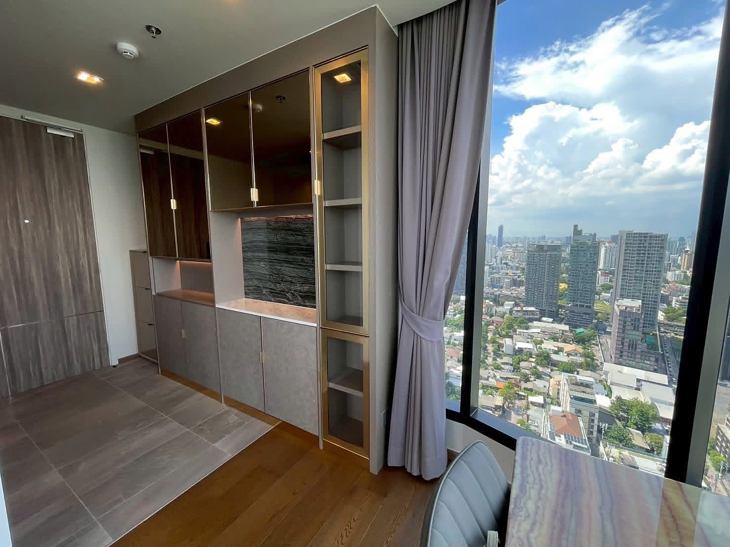 IDEO Q Sukhumvit 36: Built-in cabinets