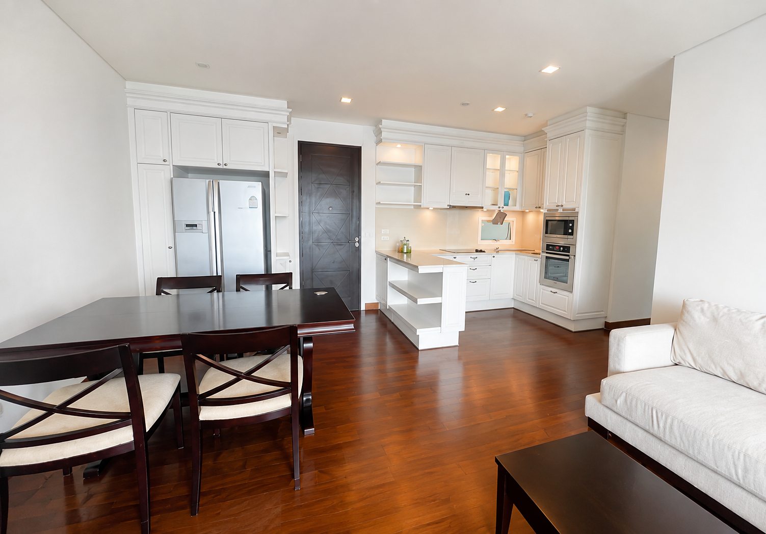 Ivy Thonglor: Kitchen and dining area