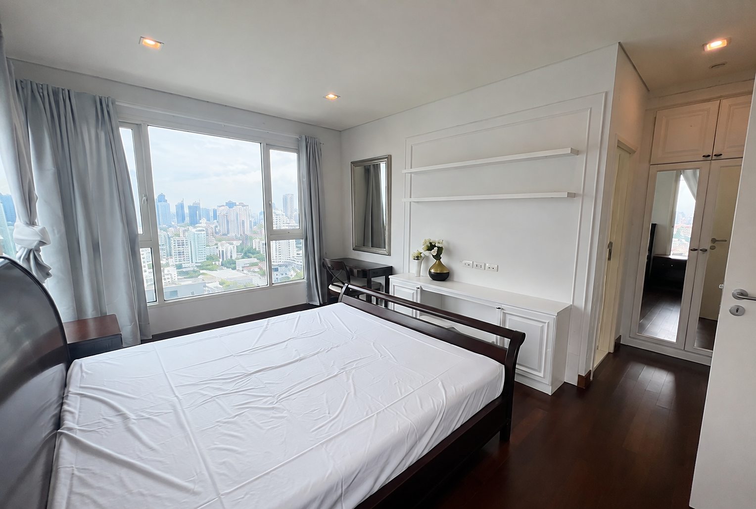 Ivy Thonglor: Bedroom with city view