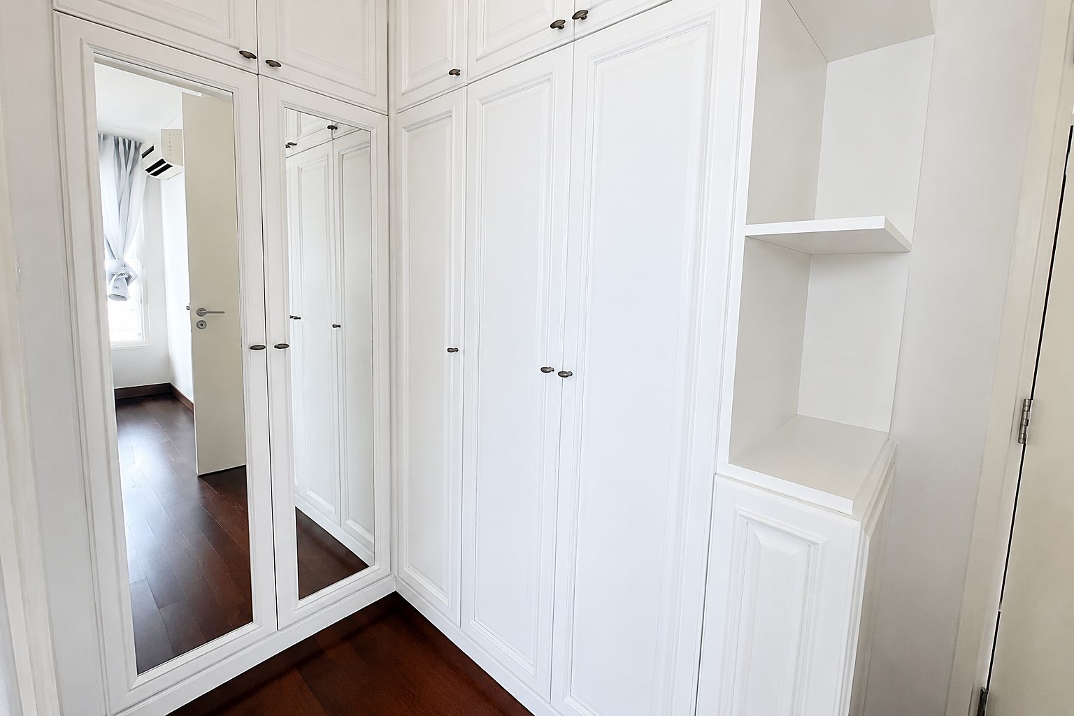Ivy Thonglor: Built-in wardrobe