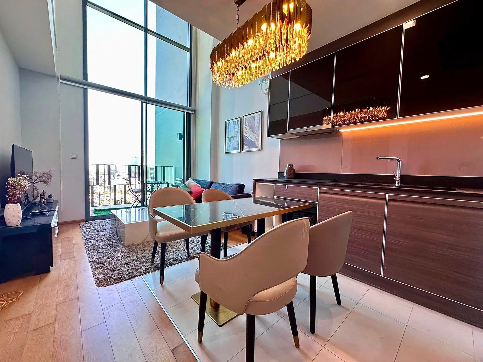 KEYNE by Sansiri: Dining area and kitchen