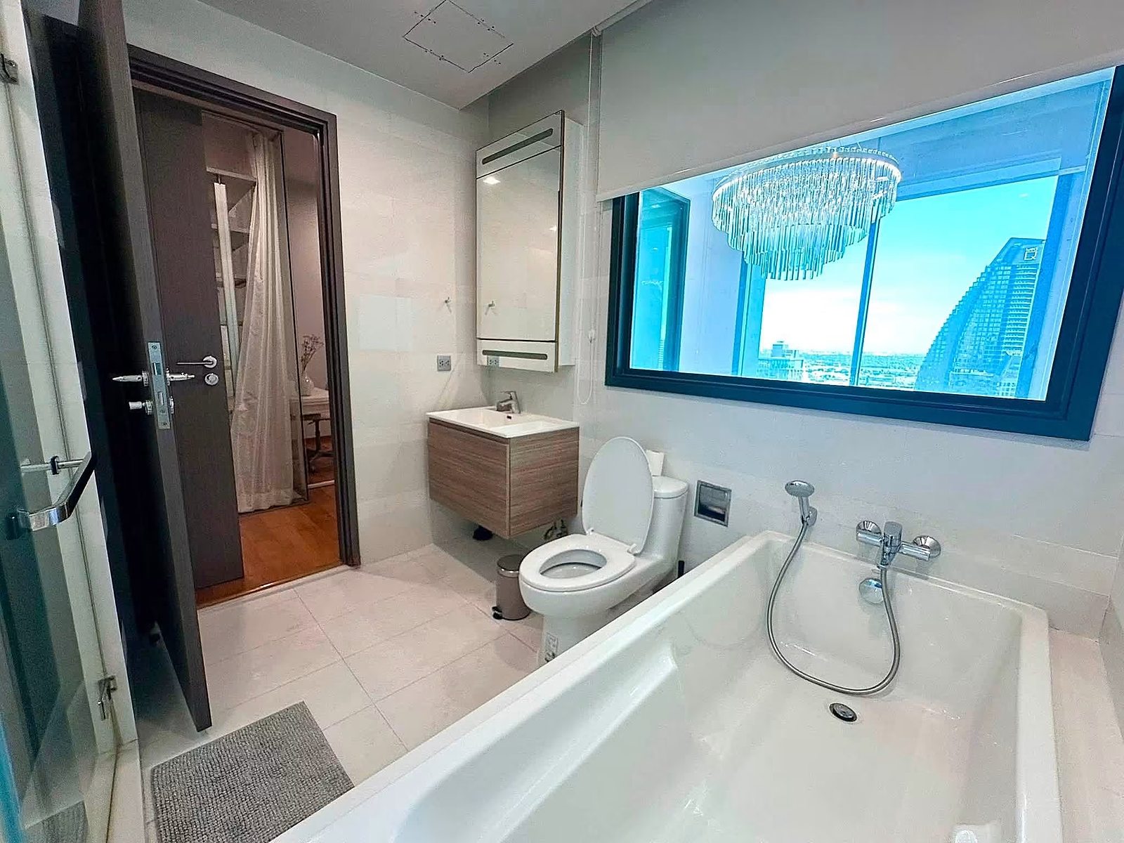 KEYNE by Sansiri: Bathroom with bathtub